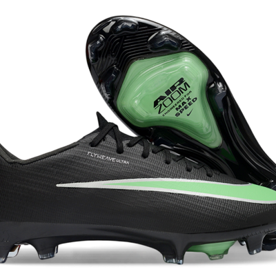 Chuteiras de futebol Americanas Nike pretas com detalhes verdes e sola com texto