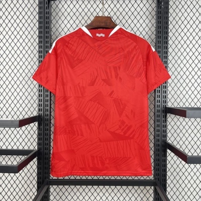 T-shirt desportiva vermelha com padrão geométrico e gola em V com detalhe branco
