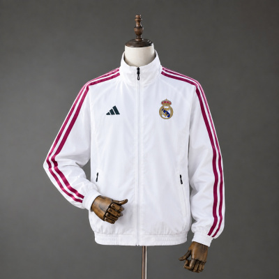 Casaco branco Real Madrid com riscas cor-de-rosa e logótipos no peito
