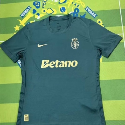 T-shirt desportiva azul escura com logótipos e texto Betano