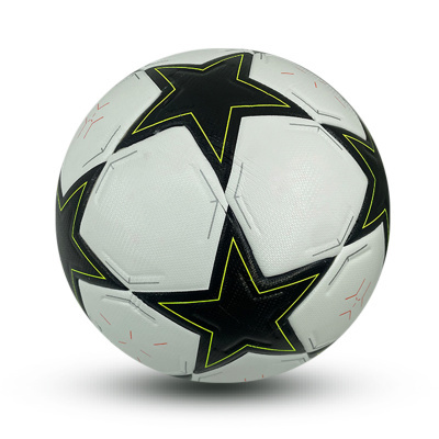 Bola de futebol branca com estrelas negras