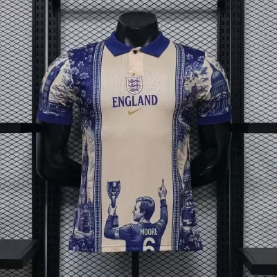 Camisola polo branca e azul com tema futebol da Inglaterra e ilustração de jogador Moore nº 6.