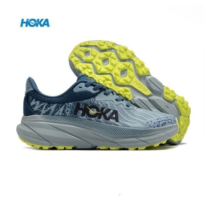 Sapatilhas desportivas HOKA azuis e cinza com sola amarela e logo HOKA