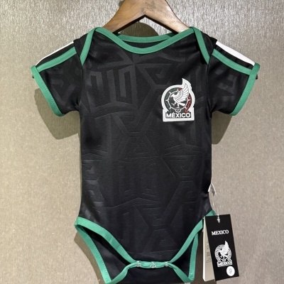 Body de bebé preto com gola e bainhas verdes, logótipo México no peito.