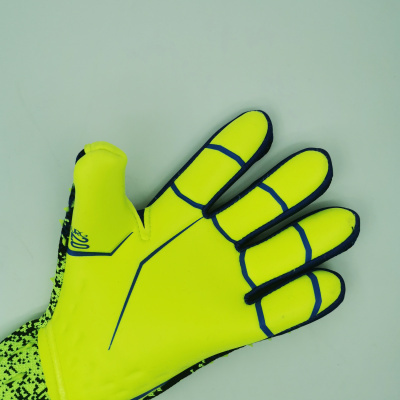 Luva desportiva amarela com detalhes azuis e padrão preto e amarelo
