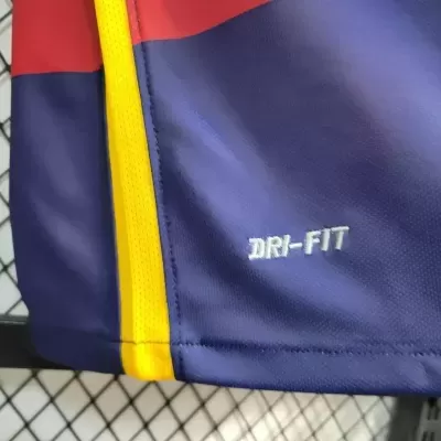 Peça de vestuário desportivo azul com faixa amarela e texto DRI-FIT
