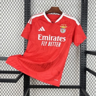 Camisola de futebol vermelha com logótipos Adidas e Benfica e texto Emirates FLY BETTER