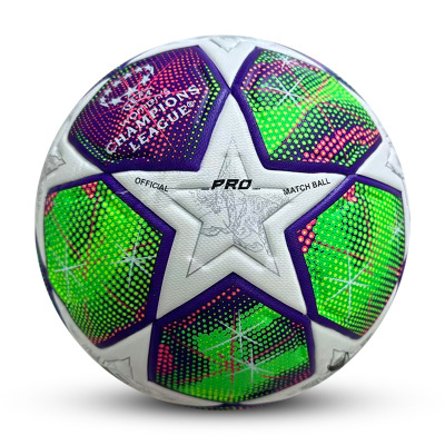 Bola de futebol branca com padrão em verde, roxo e rosa e texto UEFA WOMENS CHAMPIONS LEAGUE
