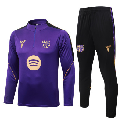 Conjunto desportivo roxo e preto com logos do FC Barcelona e Spotify