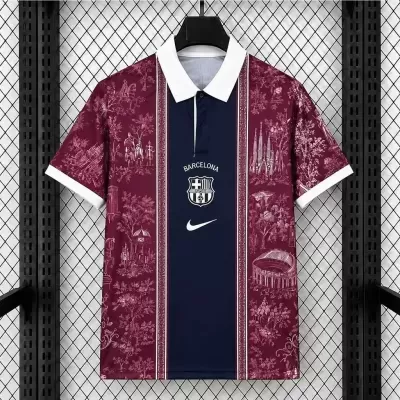 Polo de futebol FC Barcelona azul-marinho e vinho com gola branca e emblema do clube, pendurado numa estrutura metálica.