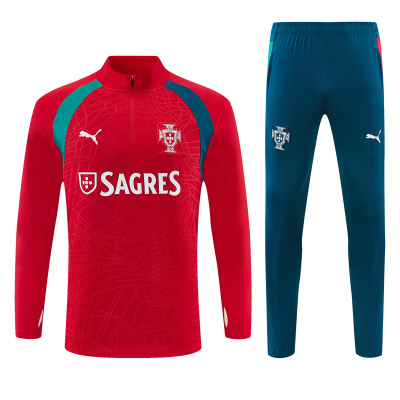 Conjunto de treino vermelho e azul com logos PUMA, brasão da seleção de Portugal e texto SAGRES.