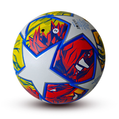 Bola de futebol branca com estrelas azuis e desenhos vermelhos e amarelos