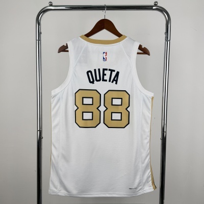 Camisola branca de basquetebol com nome QUETA e número 88