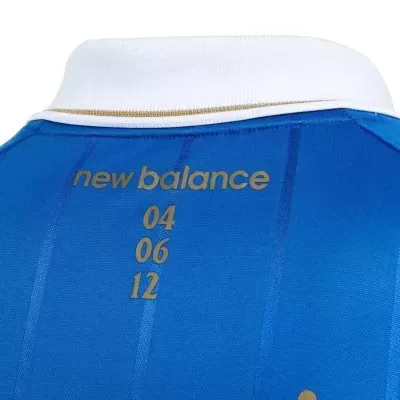 Roupa desportiva azul com marca new balance e números na parte traseira