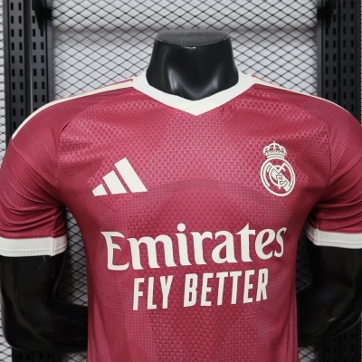 Camisola desportiva vermelha Real Madrid com logótipos e texto