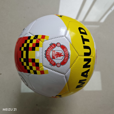 Bola de futebol com logótipo do Manchester United em branco, amarelo e vermelho