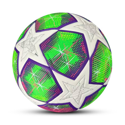 Bola de futebol branca com pentágonos verdes, roxos e estrelas brancas