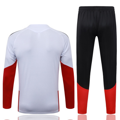 Conjunto de roupa desportiva branca, preta e vermelha visto de trás