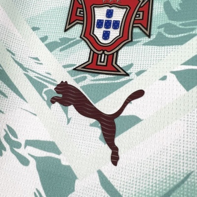 Tecido branco com padrão verde e logotipos PUMA e F.P.F.