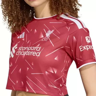 T-shirt crop top vermelha do Liverpool FC com padrão geométrico branco