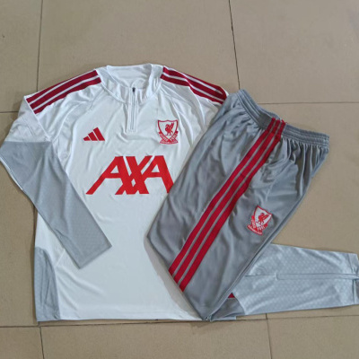 Conjunto desportivo branco e cinzento com detalhes vermelhos do Liverpool Football Club