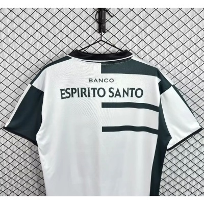T-shirt desportiva branca com detalhes verdes e texto BANCO ESPIRITO SANTO nas costas