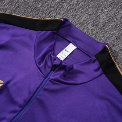 T-shirt desportiva roxa com gola alta e fecho de correr e detalhes em preto e dourado