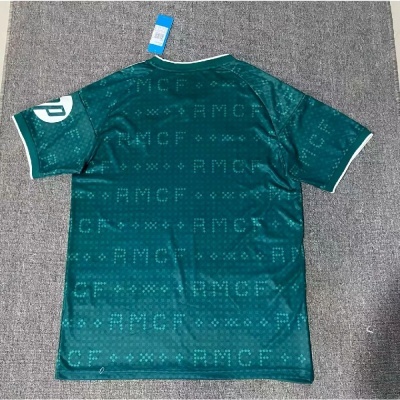 Camiseta desportiva verde com padrão RMFC e detalhes brancos