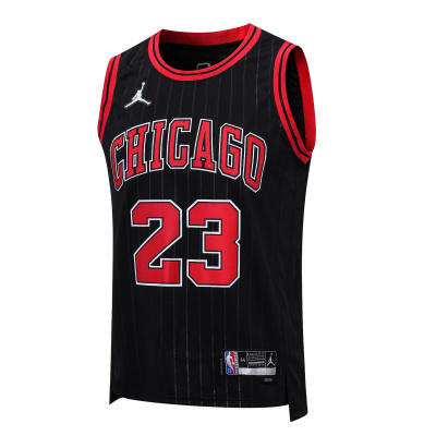 Camisola de basquetebol preta com detalhes vermelhos e texto CHICAGO 23