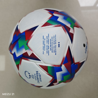 bola de futebol branca com padrões coloridos e texto impresso