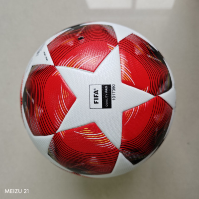 Bola de futebol branca com padrões vermelhos e texto FIFIA QUALITY PRO 1017390