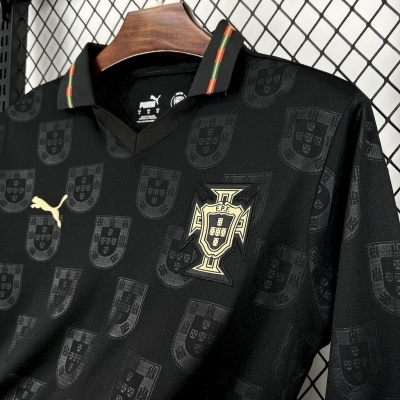 T-shirt preta de futebol Portugal com padrão de escudos e gola com riscas