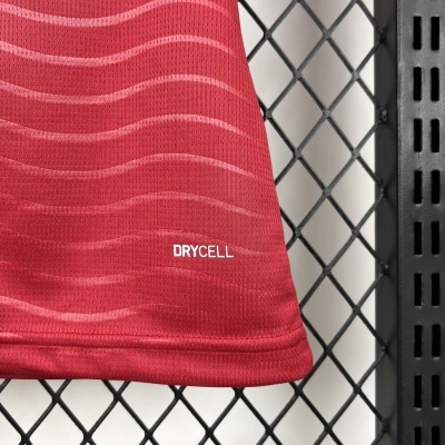 Tecido vermelho DRYCELL com padrão ondulado e textura de malha