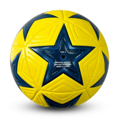 Bola de futebol amarela com estrelas azuis e texto branco no centro.