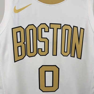 Jersey branco de desporto com texto BOSTON e número 0 em dourado e logótipo Nike