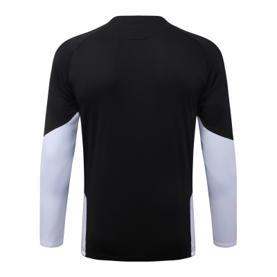T-shirt desportiva de manga comprida preta com detalhes brancos nas mangas vista de costas