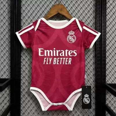 Body de bebé cor de vinho com detalhes brancos e texto Emirates FLY BETTER