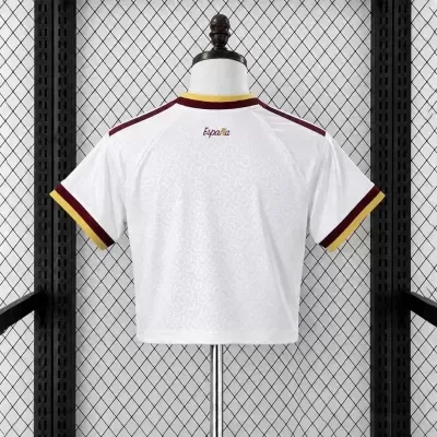 T-shirt branca com detalhes vermelho e amarelo e palavra España nas costas