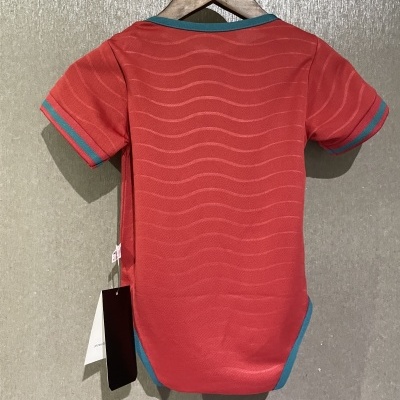 Body vermelho com detalhes azuis pendurado em cabide