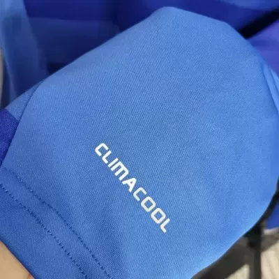 Tecido azul com texto CLIMACOOL em letras brancas