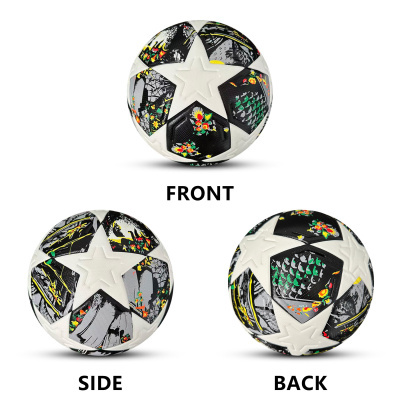 Bola de futebol branca com pentágonos pretos e padrões coloridos