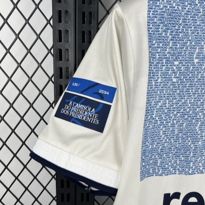 Manga de camisola branca com patch azul e texto impresso azul.
