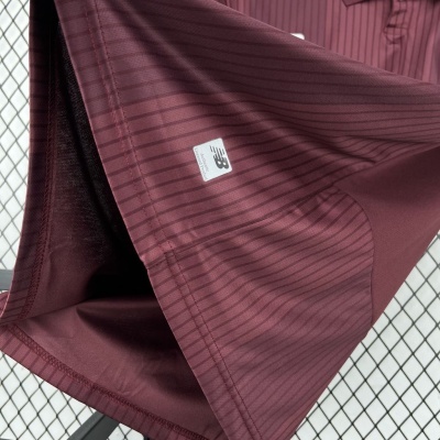 Vestido desportivo vinho com riscas horizontais e etiqueta NB