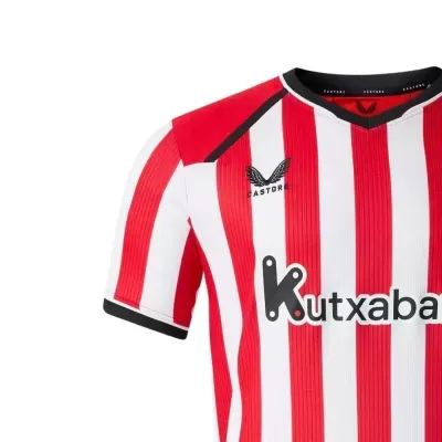 Camisola de futebol às riscas vermelhas e brancas com logo CASTORE e texto Kutxabank