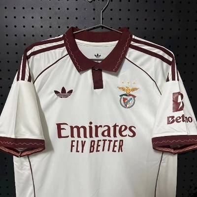 Camisola de futebol branca com detalhes castanhos e emblema do SL Benfica