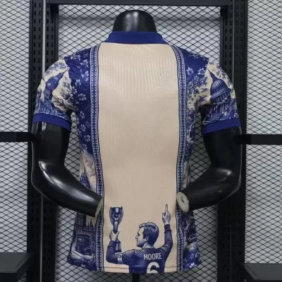 T-shirt masculina azul e creme com estampas arquitetónicas e imagem de homem com camisola MOORE 6