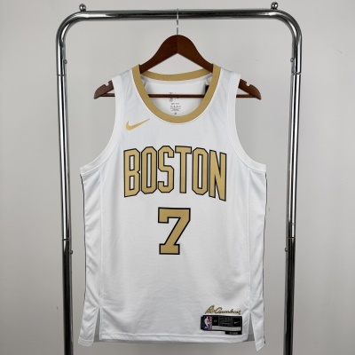 Camisola branca de basquetebol BOSTON nº7 com detalhes dourados e etiquetas NBA e Nike