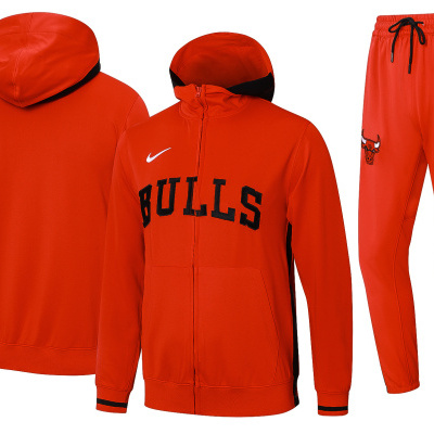 Casaco e calças desportivas laranja com palavra BULLS e logótipo dos Chicago Bulls.