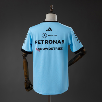 T-shirt desportiva azul claro com logos Mercedes AMG, PETRONAS e CROWDSTRIKE