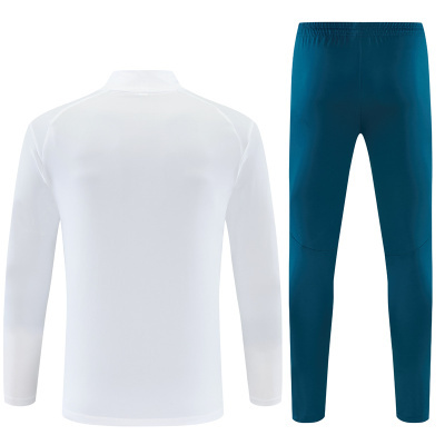 Conjunto desportivo com camisola branca de manga comprida e calças azul-escuro